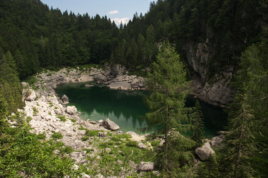 Črno jezero
Še mimo Črnega jezera in čez Komarčo domov.
Ključne besede: črno jezero