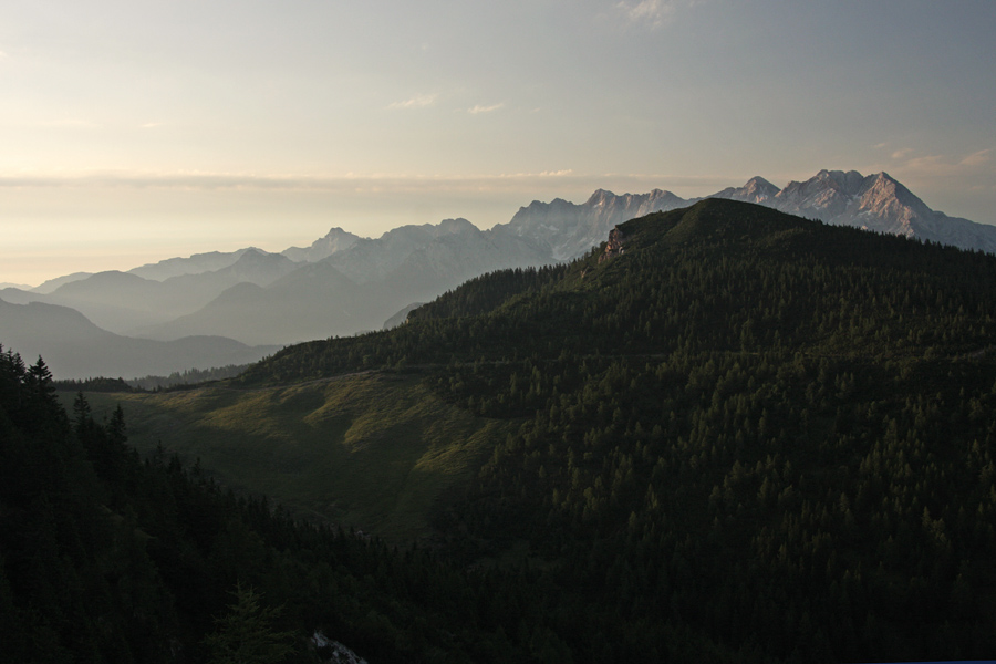 Jutro nad Dolgo njivo I.
Vzpon na Košutnikov turn.
Ključne besede: planina dolga njiva košutnikov turn