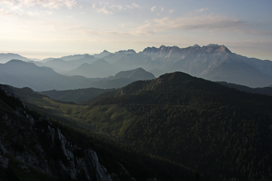 Jutro nad Dolgo njivo II.
Vzpon na Košutnikov turn.
Ključne besede: planina dolga njiva košutnikov turn