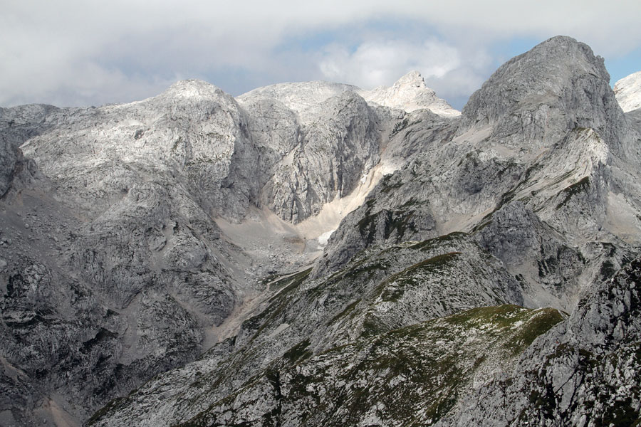 Mišeljska dolina
Mišeljska dolina katero obkrožajo Škednjovec, Vrh Hribaric in Mišeljski Konec.
Ključne besede: mišeljska dolina škednjovec vrh hribaric mišeljski konec mišelj vrh