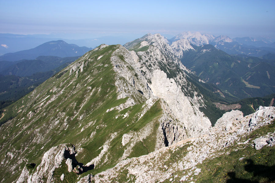 Užnik
Pogled na Užnik. Od tod naprej proti Velikem vrhu večinoma ni več jeklenic.
Ključne besede: užnik košute greben