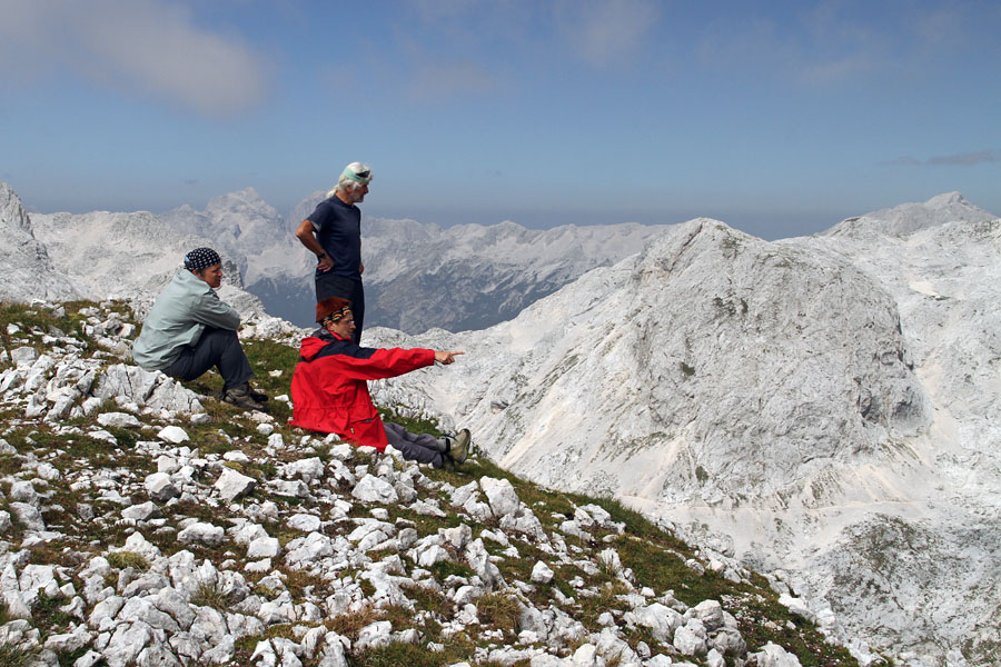 Uživanje v razgledih
Na Mišelj vrhu. Pred nami je Šmarjetna glava, zadaj pa Jalovec, Mangart, Mojstrovke in Prisank.
Ključne besede: mišelj vrh šmarjetna glava jalovec mangart mojstrovke prisank prisojnik