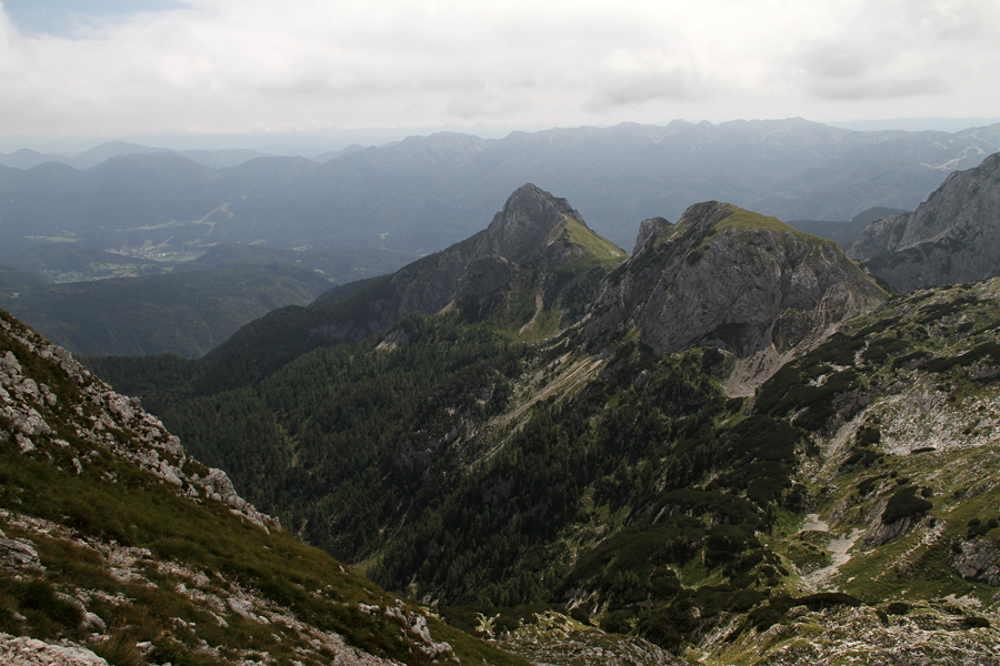 Stogova
Pogled na Jezerski in prevalski Stog ob sestopu z Mišelj vrha v Mišeljsko dolino.
Ključne besede: mišelj vrh mišeljska dolina jezerski prevalski stog