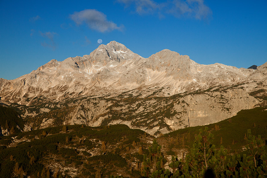 Triglav
S Triglava se je pokotalila luna ... :)
S poti na Mrežce.
Ključne besede: mrežce triglav