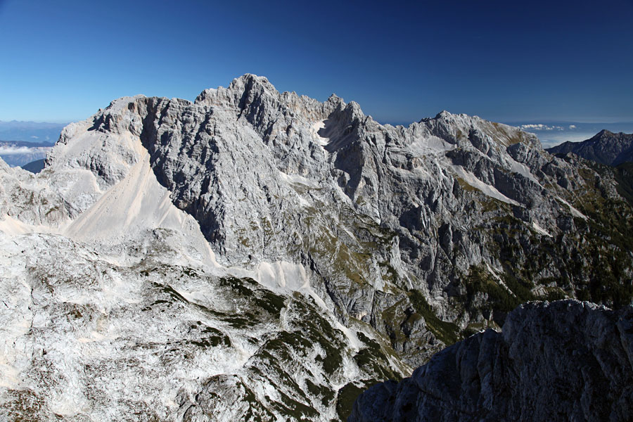 Sosedje Stenarja
Lep dan je v daljavi pokazal del morja, na zahodu Dolomite in na severu Avstrijske zasnežene gore. Pogled na najbližje sosede pa je seveda najlepši. Dolkova špica, Škrlatica, Rokavi in Dovški križ.
Ključne besede: dolkova špica škrlatica rokavi dovški križ stenar