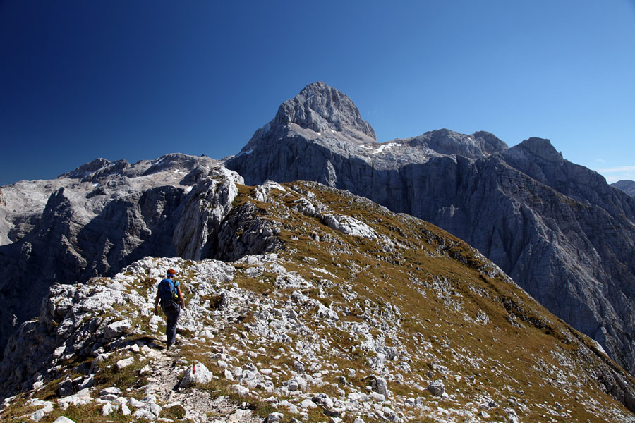 Proti Triglavu
Par metrov imaš občutek kot da boš prišel kar na Triglav. Z Bovškega Gamsovca proti sedlu Luknja.
Ključne besede: triglav bovški gamsovec sedlo luknja