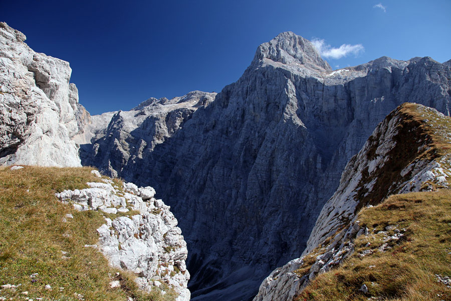 V škrbini
Nad škrbino pod Bovškim Gamsovcem.
Ključne besede: bovški gamsovec triglav