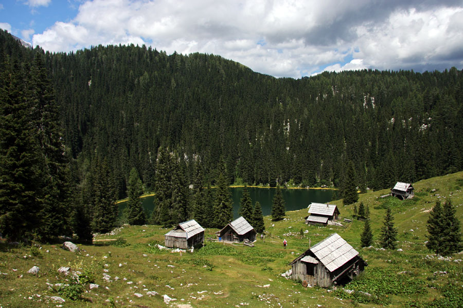 Planina Jezero
S poti, ki pripelje s planine Viševnik.
Ključne besede: planina jezero