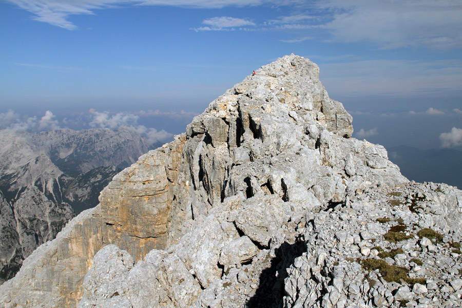 Po grebenu Dolkove špice
Vrh Dolkove špice z juga. Proti Spodnji Dolkovi špici vodi greben, ki je nekje na sredini presekan s sitno škrbino. Sam vrh Spodnje Dolkove špice je na južnem koncu grebena. 
Ključne besede: dolkova špica