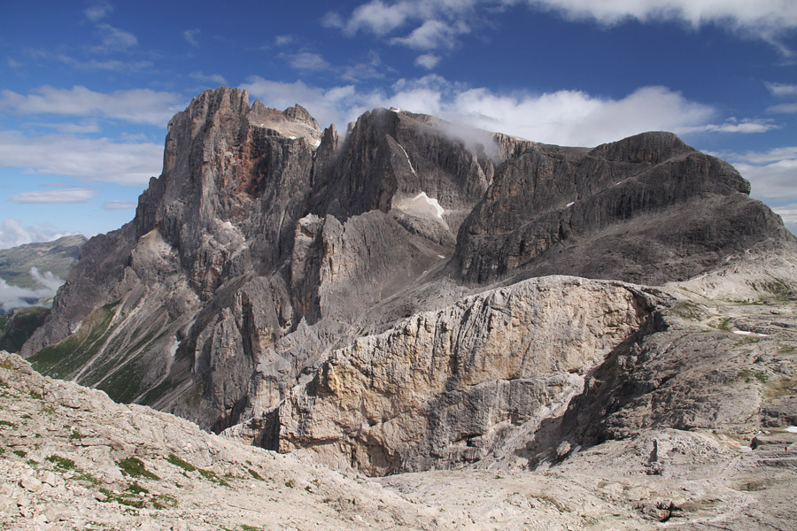 S Cime Rosette I.
Pot na Cimo Rosetto. Lahko se jo lotimo z doline iz kraja S. Martino di Castrozza, lahko se peljemo z žičnico do polovice, lahko pa z gondolo še naprej do sedla pod Cimo Rosetto. Od sedla je na vrh le še streljaj. Pogled na Cimon della Pala in Cimo Vezzano. Vmes je bivak Fiamme Gialle, do koder pripelje tudi ferata.
Ključne besede: cima rosetta cimon della pala vezzana