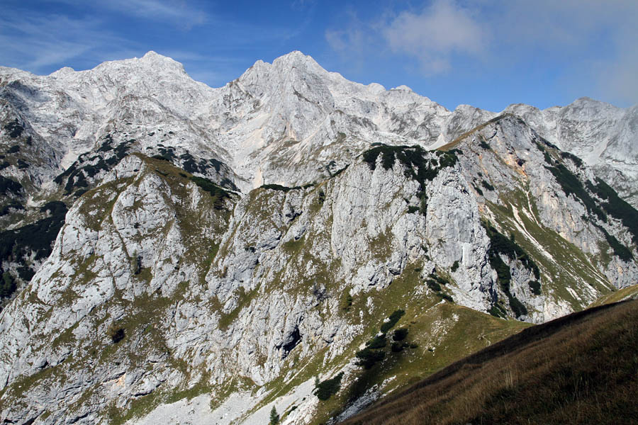 Razgled na sever
Adam in Eva spredaj, zadaj pa Vrh Hribaric, Škednjovec in Mišeljski konec.
Ključne besede: adam eva vrh hribaric škednjovec mišeljski konec