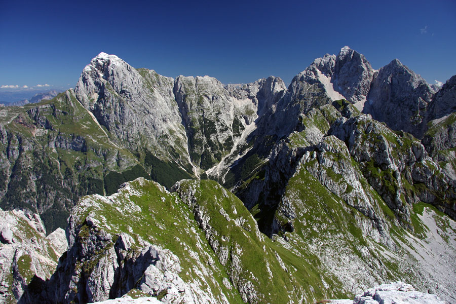 Z Moreža I.
Razgled z Moreža. Vzhodni del Loške stene, Mangart in Jalovec.
Ključne besede: loška stena mangart jalovec