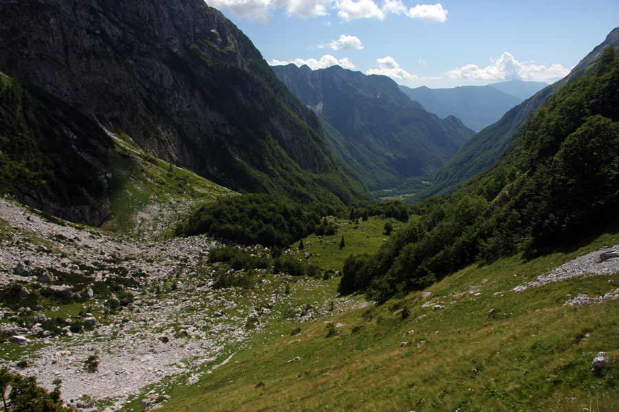 Proti Bavšici
Daleč je še Bavšica. Dolina Bala - spust s Prevale.
Ključne besede: bavšica prevala jezerce bala