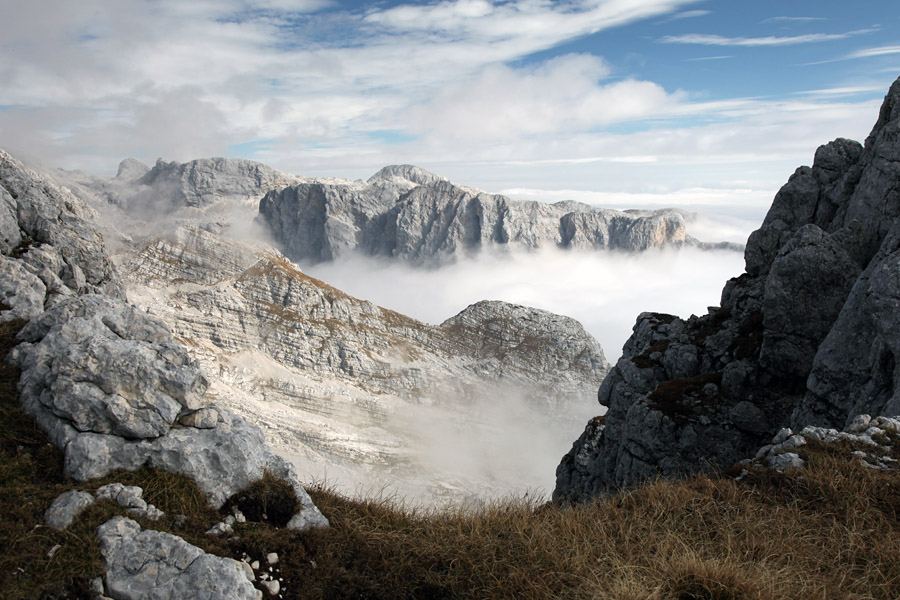 Megle pod Plaskim Voglom IV.
Še en pogled proti Zenarici s Plaskega Vogla.
Ključne besede: plaski vogel zelnarica