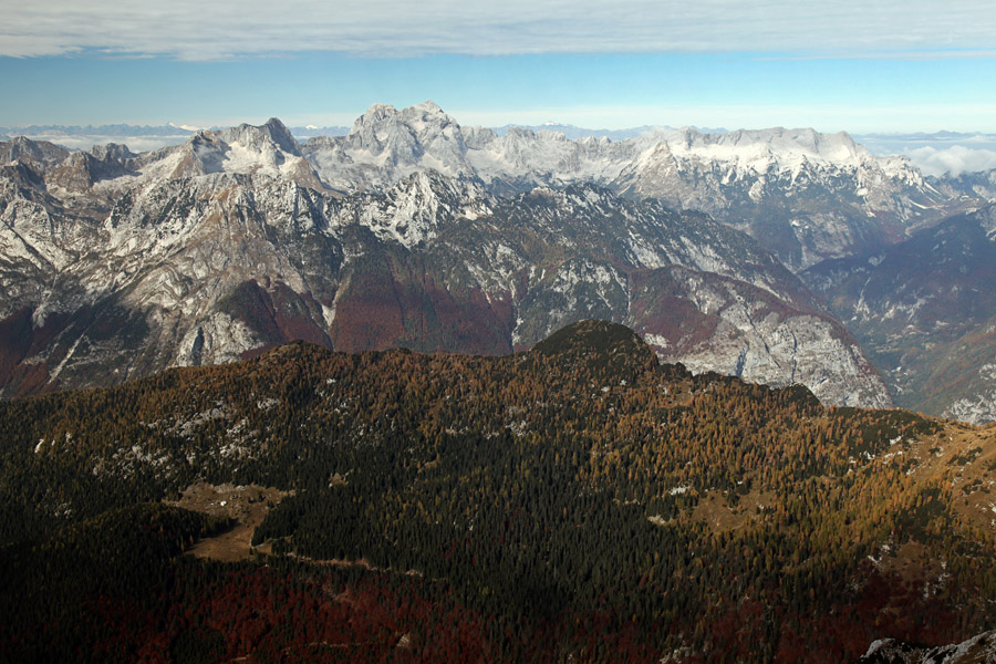 Na severno stran
Na severni strani je bilo jasno vreme. Pogled je nesel vse do velikega Kleka (Glossglockner), lepo se vidijo Pelci, Mangart, Jalovec in Mojstrovke, spodaj pa se zlatijo macesni nad planino V Plazeh.
Ključne besede: plaski vogel pelci mangart jalovec mojstrovke planina v plazeh velika tičarica