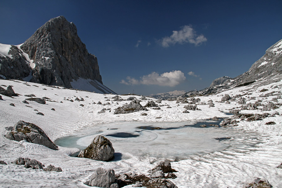 Zeleno jezero z Veliko Zelnarico
Zeleno jezero se je pričelo topiti. Ponavadi sem podobno sliko posnel mesec kasneje (kar se tiče snega).
Ključne besede: zeleno triglavsko jezero velika zelnarica 7j