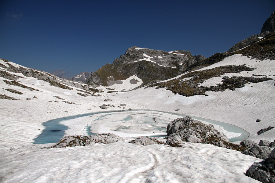 Rjavo jezero in Vodnikov Vršac
Rjavo jezero in Vodnikov Vršac.
Ključne besede: rjavo jezero triglavska sedmera jezera vodnikov vršac