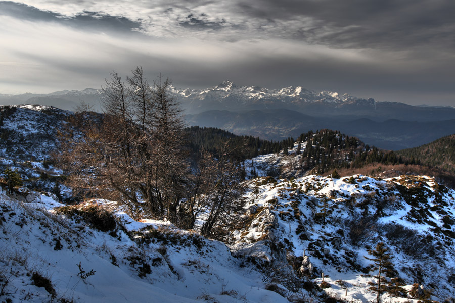 Z Altemaverja
Zgodnji sneg na Altemaverju. Triglavske gore pa je že zajela nova oblačnost.
Ključne besede: altemaver ratitovec triglav