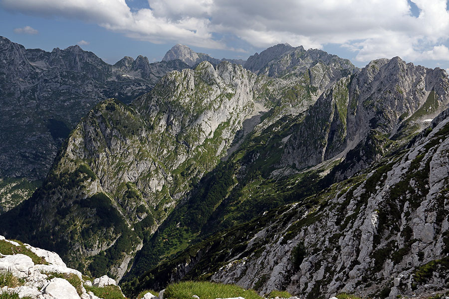 Z Vrha Ruš
Pogled proti Pihavcu (na sredini).
Ključne besede: vrh ruš obljak mali veliki pihavec