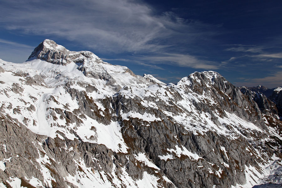 Nad Mišeljsko dolino
S sedla med Škednjovcem in Vrhom Hribaric. Triglav in Mišelj vrh.
Ključne besede: sedlo škednjovec vrh hribaric triglav mišelj vrh mišeljska dolina