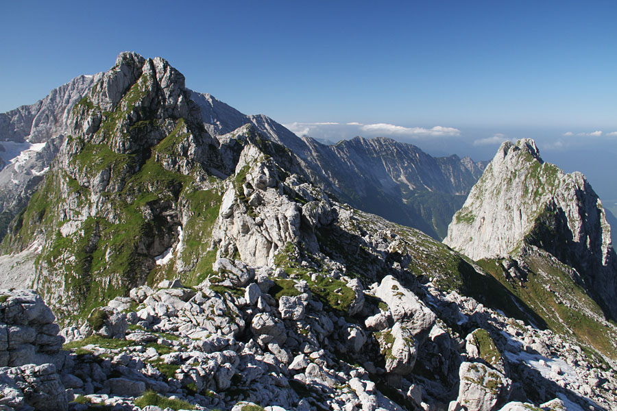 Izpod Nizkega vrha
Z grebena proti Nizkemu vrhu. Špičica, Pihavec in zadaj Bavški Grintavec.
Ključne besede: nizki vrh špičica pihavec bavški grintavec