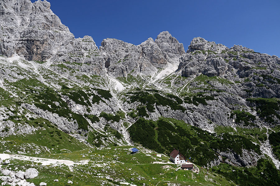 Koča Corsi
Koča Corsi, zadaj Trbiška Krniška Špica in sedlo Krniška škrbina.
Ključne besede: koča corsi trbiška krniška špica škrbina