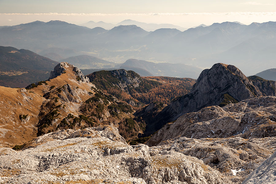 Na Vrh Hribaric
Vzpon na Vrh Hribaric. Zadaj je Jezerski Stog, planina Krstenica in Ogradi.
Ključne besede: vrh hribaric jezerski stog planina krstenica ogradi