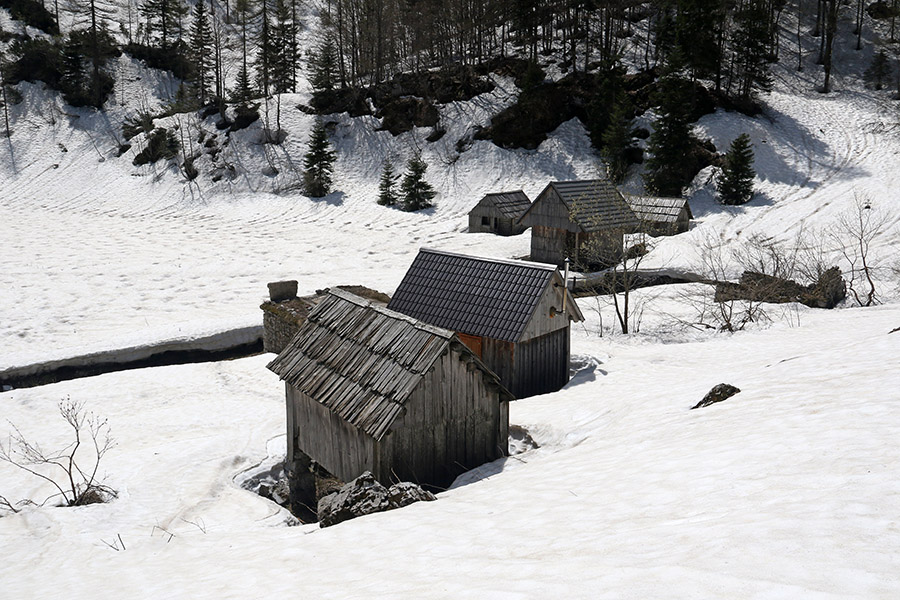 Planina za Črno goro
Če vedno precej snega v planini za Črno goro.
Ključne besede: planina za črno goro