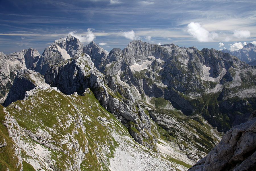 Z Briceljka II.
Razgled z Briceljka proti jugu.
Ključne besede: briceljk morež jalovec pelci triglav