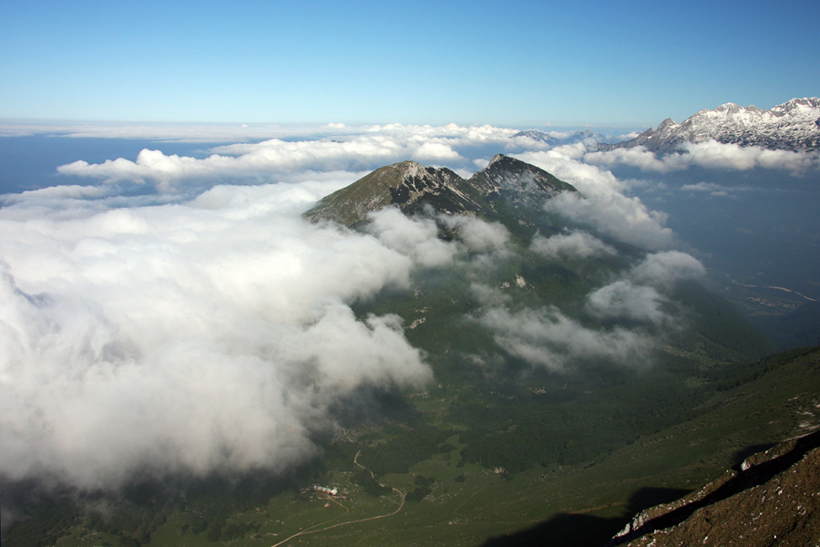 Krasji vrh
Krasji vrh z Oblega brda. Vse dopoldne se je otepal megle. Spodaj je planina Zapleč.
Ključne besede: krasji vrh oblo brdo planina zapleč