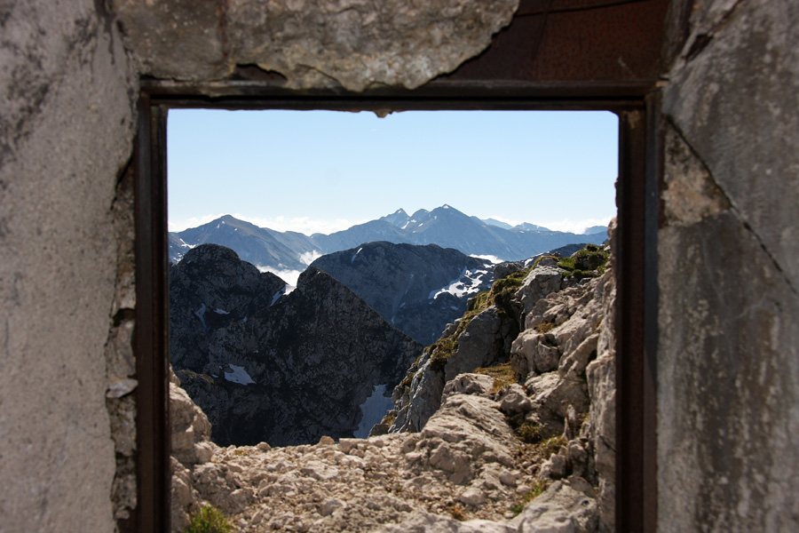 Na Lopatniku
Lopatnik je lahko dosegljiv vrh. Po vrhu so številni ostanki stavb iz prve svetovne vojne. Takle razgled so imeli vojaki na vzhodno stran proti Bohinjsko - Tolminskimi gorami.
Ključne besede: lopatnik spodnje bohinjske tolminske gore tolminski kuk podrta gora krnčica