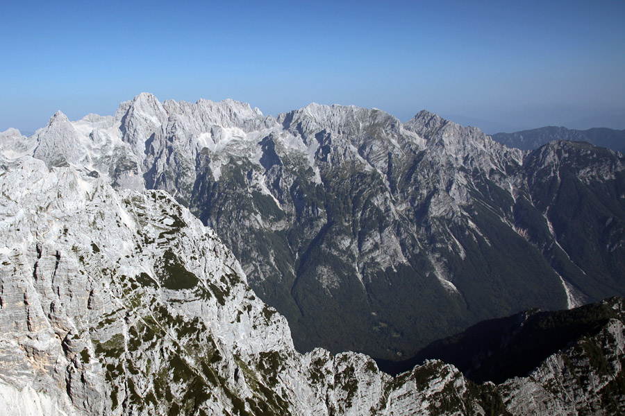 Razgled z Rjavine
Od Dovškega Gamsovca do Vrtaškega slemena.
Ključne besede: rjavina dovški gamsovec dolkova špica škrlatica dovški križ škrnatarica kukova špica vrtaško sleme