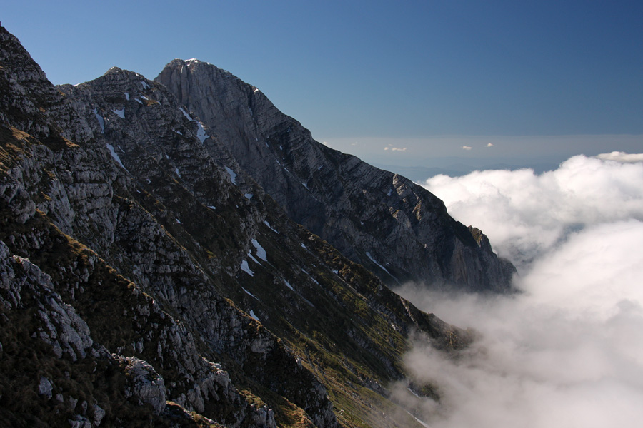 Megle pod Krnom
Pod Krnčico se kmalu prikaže Krn. Megla se je popoldan dvignila vse do vrha.
Ključne besede: krnčica krn