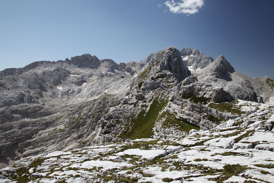 Razgled s Plesišča
Razgled s Plesišča - ravnega dela pred Spodnjo Vrbanovo Špico. Zadaj so Rži, Triglav in Bbegunjski vrh, bolj spredaj pa Visoka Vrbanova špica.
Ključne besede: plesišče vrbanove špice rži triglav begunjski vrh