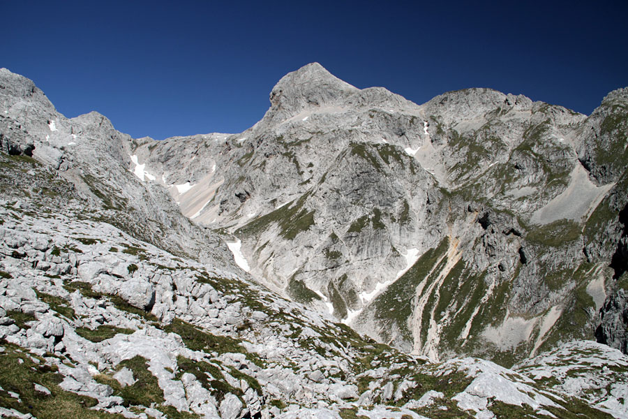 Nad Mišeljsko dolino
Pod severno steno Škednjovca. Zadaj je Mišeljski konec.
Ključne besede: mišeljska dolina škednjovec mišeljski konec