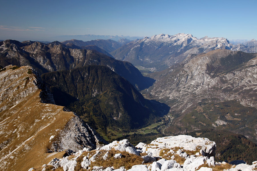 S Travnika
Dolina Soče proti Bovcu. Levo so vrhovi nad Travniško dolino, zadaj pa Kaninske gore.
Ključne besede: travnik soča bovec kaninske gore plazki kuk planja travniški rob