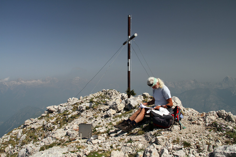 Vrh Krnčice
Vrh Krnčice in vpis v knjigo. Ni ravno fotografsko, da iz glave kaj raste ali štrli, a žice proti križu mi delujejo kot nekakšna povezava ... :)
Ključne besede: krnčica