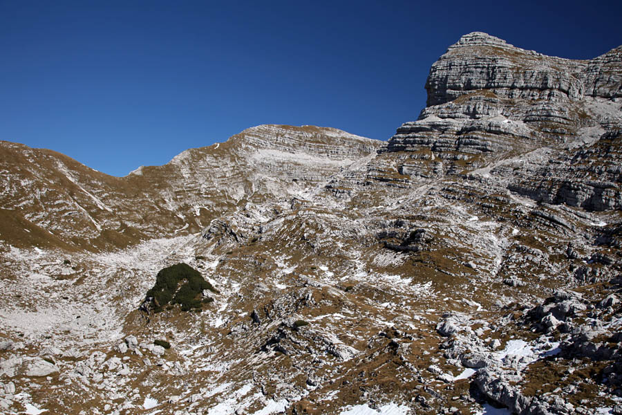 Z Rušja
Komaj opazni vrh Rušje (2008m) ima resnično pravo ime. Dostop otežuje rušje, s severa je dostop še najlažji. Zadaj je vrh Travnika in Vršac.
Ključne besede: rušje travnik vršac travniška dolina