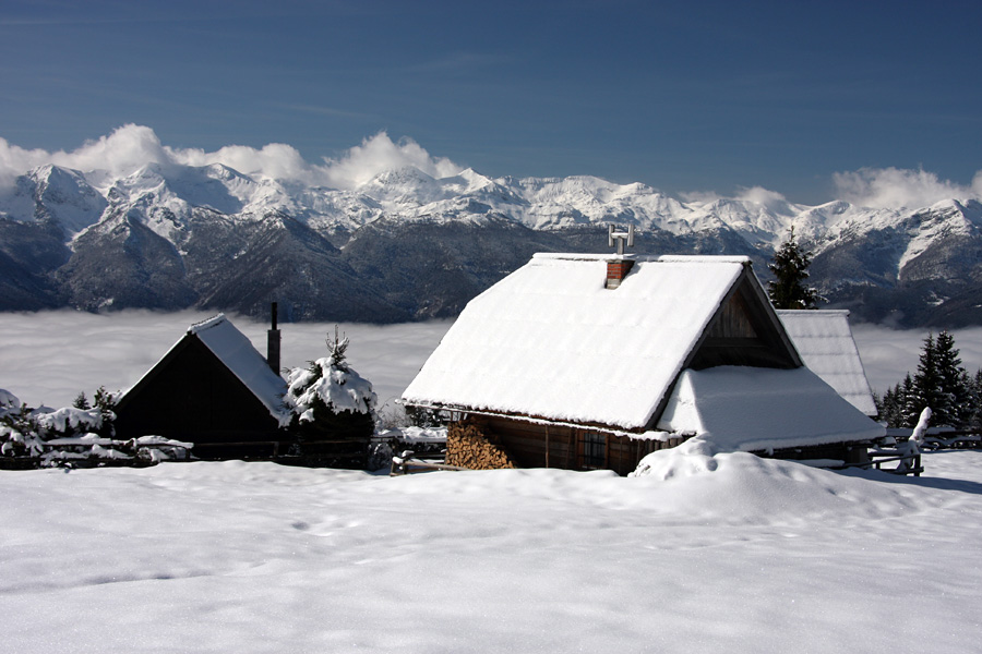 Na Zajamnikih
Snega ni več veliko, je pa padlo nekaj novega. Svojevrsten čar pa je bila samota na planini, saj sva bila gor sama.
Ključne besede: zajamniki bohinjske gore