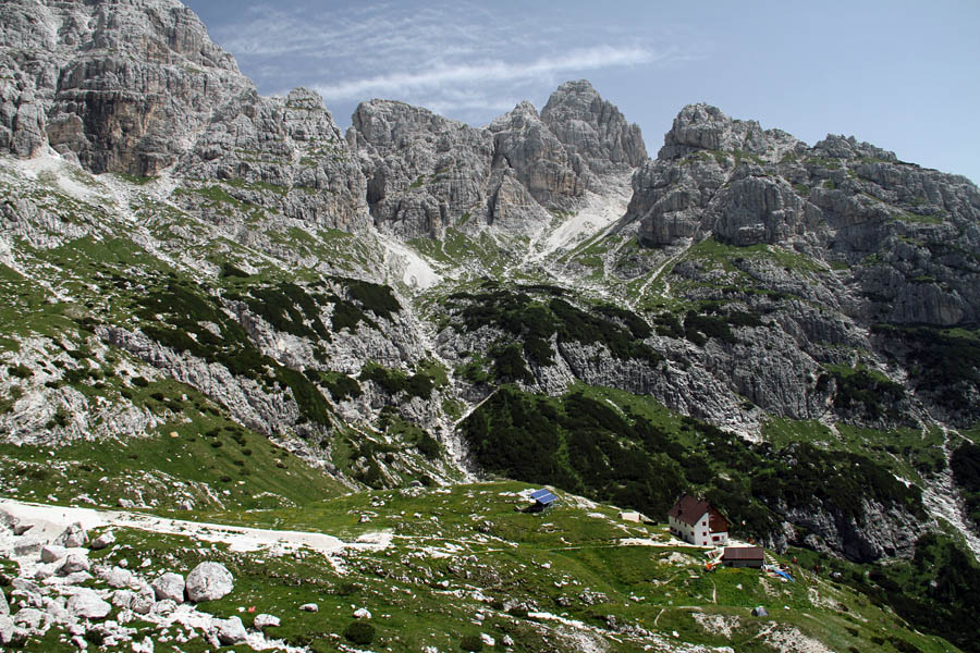 Nad kočo Corsi
Nad kočo Corsi. Zadaj je grapa (Trbiška škrbina) med Trbiško Krniško špico in Rabeljsko Krniško špico.
Ključne besede: trbiška škrbina krniška rabeljska špica koča corsi