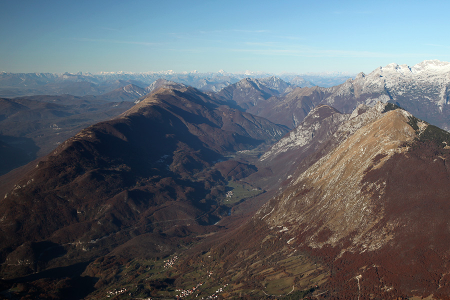 Pogled v dolino
Vzpon na Krn s planine Kuhinja in pogled v dolino. Stol, Krasji vrh in povsem zadaj Dolomiti.
Ključne besede: krn planina kuhinja krasji vrh stol