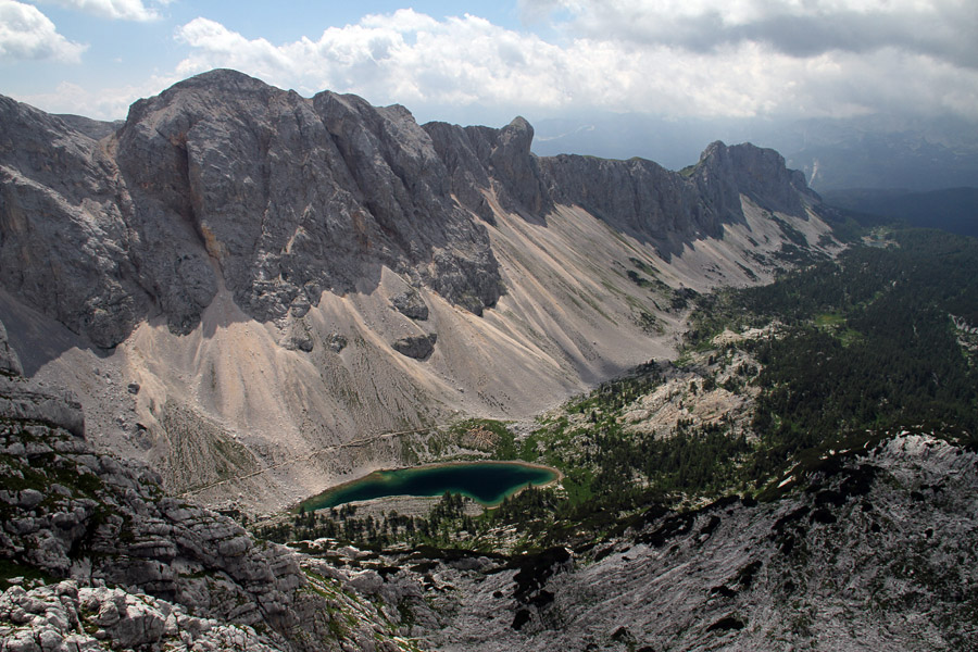 V dolino Triglavskih jezer I.
Pot proti Malemu špičju in razgled na dolino Triglavskih jezer. Jezero Ledvička.
Ključne besede: veliko malo lepo špičje dolina triglavskih jezer ledvička