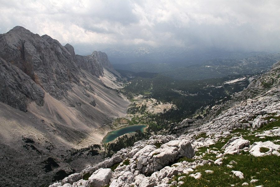 V dolino Triglavskih jezer II.
Pot proti Malemu špičju in razgled na dolino Triglavskih jezer. Jezero Ledvička.
Ključne besede: veliko malo lepo špičje dolina triglavskih jezer ledvička