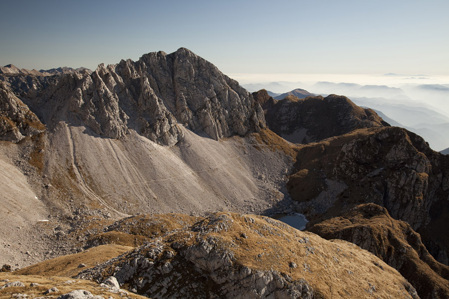 S Srednjega vrha I.
Po grebenu srednjega vrha proti jezeru v Lužnici. Nad jezerom je Škofič, nižji desno pa Leskovški vrh (Maselnik).
Ključne besede: srednji vrh jezero v lužnici škofič leskovški vrh maselnik