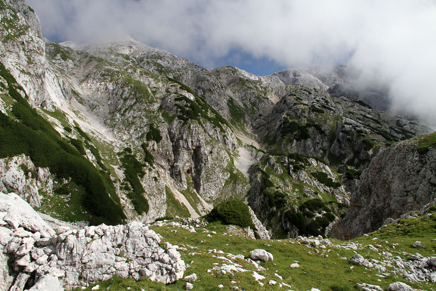 Pod prvim Voglom
Na sedlu pod prvim Voglom so se megle pričele trgati.
Ključne besede: prvi vogel