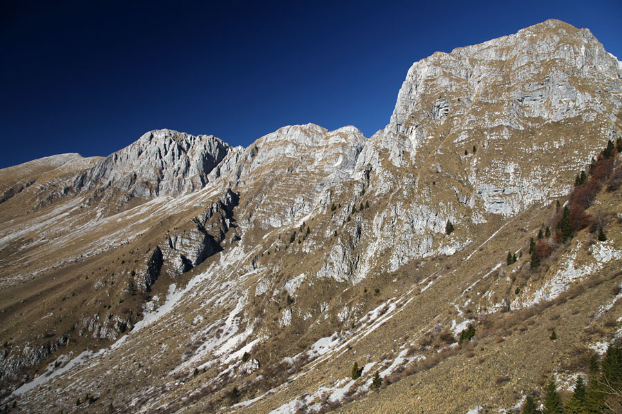 Od Krna do Maselnika
Krn, Batognica Srednji vrh in Maselnik. S poti proti planini Leskovca.
Ključne besede: krn batognica srednji vrh maselnik planina leskovca