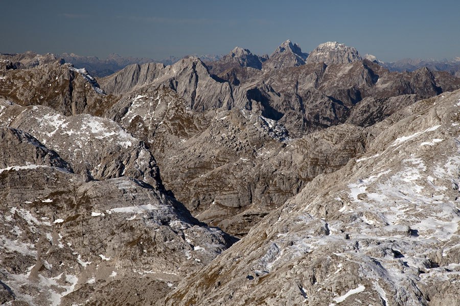 Zahodni razgledi
Proti zahodu vse do Dolomitov ni konca raznih grebenov in dolin. Z Debelega vrha.
Ključne besede: debeli vrh lepo špičje bavški grintavec viš montaž dolomiti